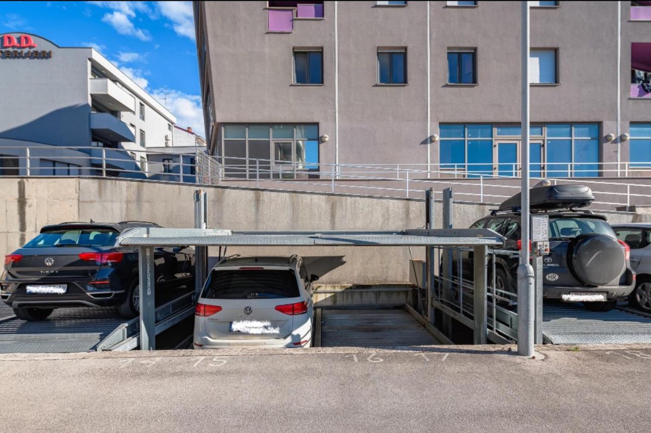 Aureo Apartment Pula Center Exteriör bild